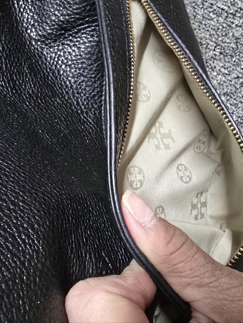 Tory Burch Black Pebbled Leather Amanda Clutch with Gold Logo Medallion - Picture 6 of 8